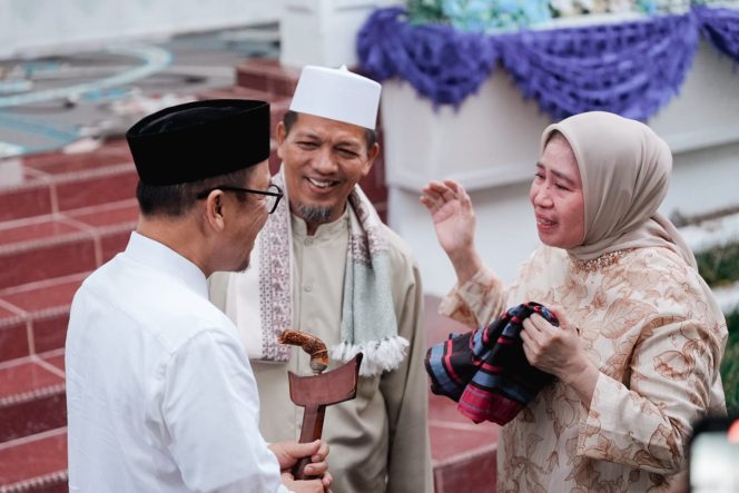 
					Simbol Cinta dan Penghormatan: Fatmawati Salim Serahkan Keris Almarhum pada Gubernur Sulbar
