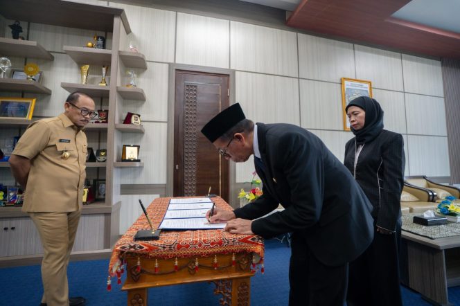 
					Gubernur Sulbar Lantik Jajaran Direksi PT Perseroda, Hajrul: Kita Akan Buktikan Kinerja yang Baik
