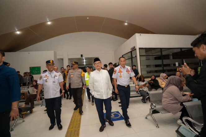 
					Gubernur Sulbar Pantau Arus Mudik di Terminal Simbuang Mamuju, Pastikan Bus Layak Jalan