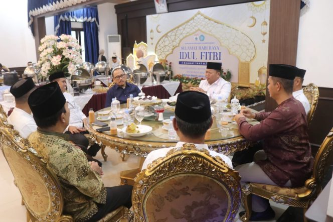 
					Suhardi Duka Buka Pintu Rumah Jabatan untuk Warga di Hari Raya