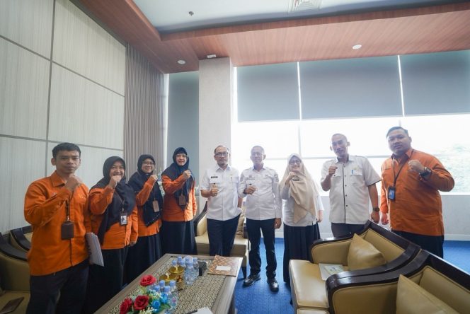 
					Kepala Dinas ESDM Sulbar dan BPS Audiensi dengan Gubernur, Bahas Pendataan Pelanggan Listrik Terintegrasi DTKS