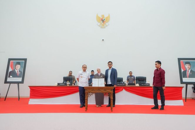 
					Gubernur Suhardi Duka Serahkan LKPJ 2025 ke DPRD Sulbar: Ekonomi Tumbuh 5,36%, Kemiskinan Turun, dan IPM Meningkat