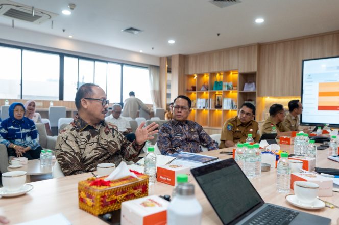 
					Percepat Penanganan Kemiskinan di Sulbar, Gubernur Suhardi Duka Dorong Dukungan Kemensos