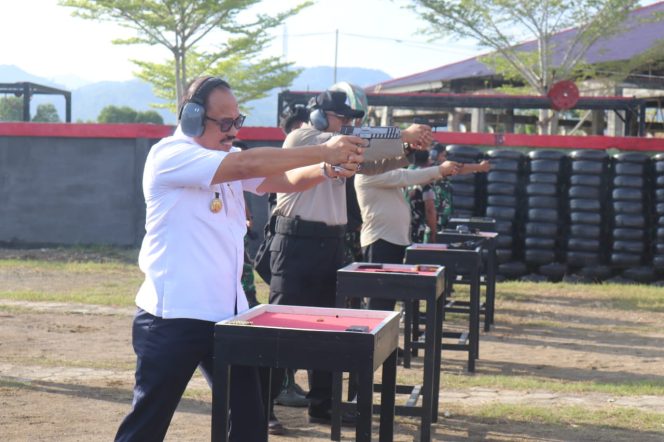 
					Saling Canda di Lapangan Tembak, Gubernur SDK dan Kapolda Sulbar Padu Padankan Sinergi Jelang Bhayangkara ke-80