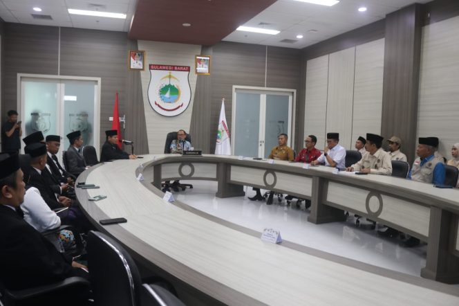 
					Gubernur Sulbar Lepas Petugas Haji 2026, Ingatkan Jaga Emosi dan Layani Jamaah