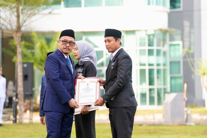
					Hardiknas 2026 di Sulbar, Gubernur Suhardi Duka Anugerahkan Satyalancana untuk ASN Berdedikasi