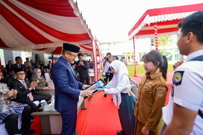
					Hardiknas 2026, Gubernur Suhardi Duka Fokus Tangani Anak Putus Sekolah di Sulbar