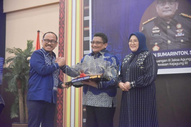 
					Gubernur Sulbar Hadiri Lepas Sambut Kajati, Tekankan Sinergi dan Pencegahan Hukum