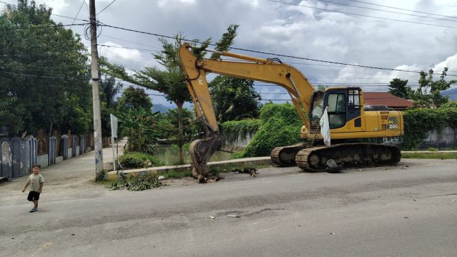 
					Bupati Polman Turunkan Alat Berat Pribadi untuk Atasi Banjir di Kota Polewali