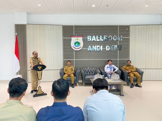 
					Gubernur SDK Lepas Persimaju Wakili Sulbar pada Laga Piala Presiden, Harap dapat Harumkan Daerah