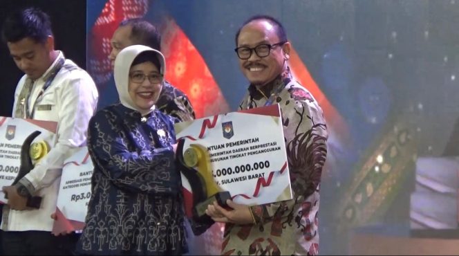 
					Sulbar Raih Juara I Se-Sulawesi dalam Upaya Penurunan Pengangguran, Suhardi Duka: Ini Anugerah untuk Rakyat
