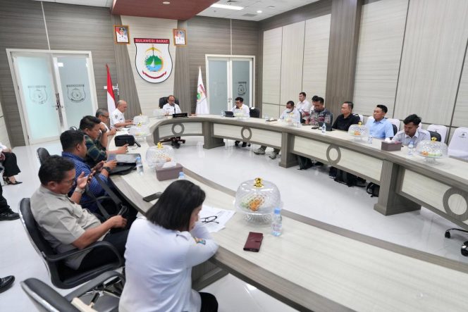 
					Gubernur SDK Ultimatum 13 Perusahaan Sawit: Naikkan Harga TBS atau Siap Hadapi Sanksi Pencabutan Izin