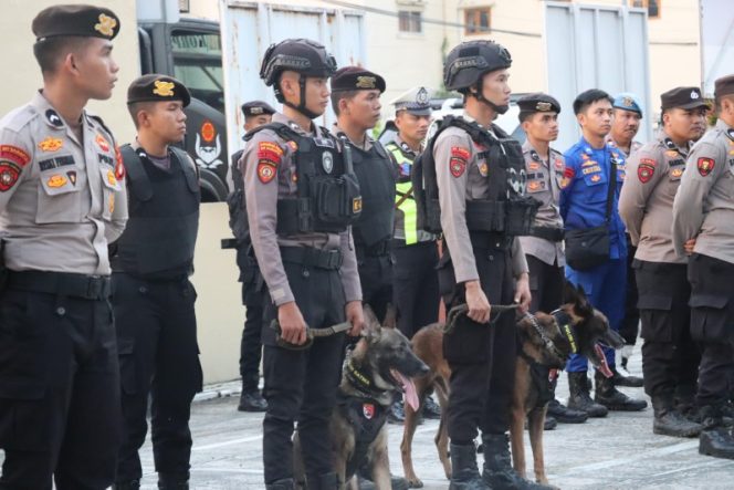 
					Tim Gabungan Polresta Mamuju dan Polda Sulbar Kerahkan Dua Anjing Pelacak Buru Pelaku Pemukulan Polisi di Demo BWS