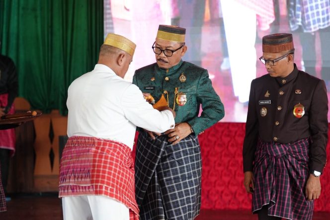
					Gubernur SDK Dikukuhkan dan Terima Penghargaan dari Pemangku Adat Arajang Balanipa Mandar