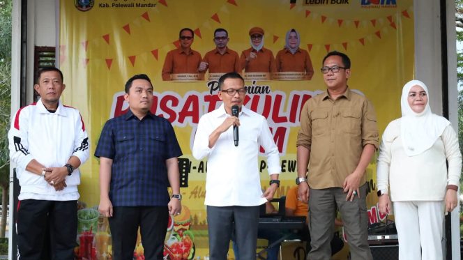 
					Bupati Polewali Mandar Resmikan Alun-Alun Kota Polewali, Jadi Ruang Publik dan Pusat Aktivitas Ekonomi