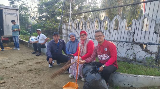 
					DKPPKB Sulbar Gotong Royong Bersihkan Taman Makam Pahlawan Jelang HUT ke-81 RI