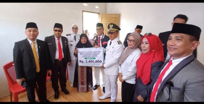 
					Bupati Polman Serahkan Bantuan ATENSI Rp2,4 Juta kepada Penyandang Disabilitas yang Hidup Seorang Diri