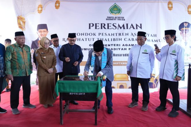 
					Gubernur SDK Dampingi Menag RI Letakkan Batu Pertama Asrama As’adiyah Mamuju, Diproyeksikan Jadi Pesantren Percontohan Sulbar