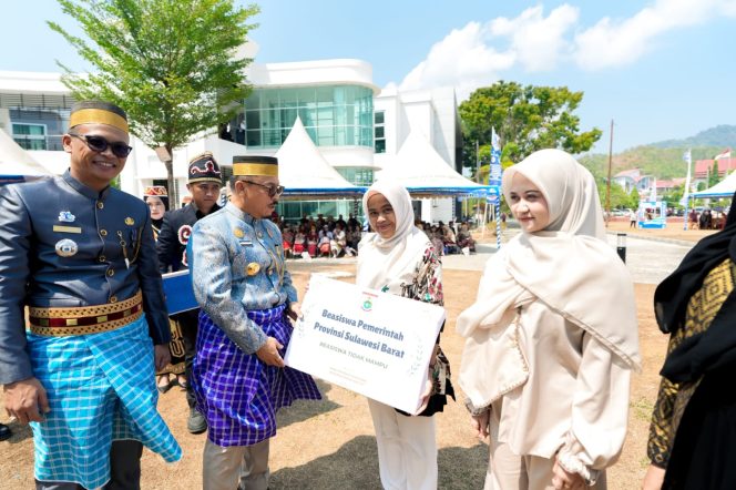 
					Di HUT ke-22 Sulbar, Gubernur Suhardi Duka: Penerima Beasiswa Naik dari 561 Jadi 1.040 Orang