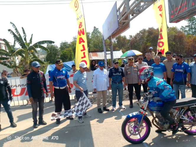 
					Gubernur SDK Buka Kejurnas Drag Bike Piala Gubernur Sulbar di Mamuju, Ratusan Pembalap Regional 5-6 Adu Kecepatan