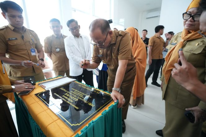 
					Suhardi Duka Resmikan MRI, Patologi Anatomi, dan Ortodonti di RSUD Sulbar, Tegaskan: RS Baik Harus Cepat dan Tarif Jelas