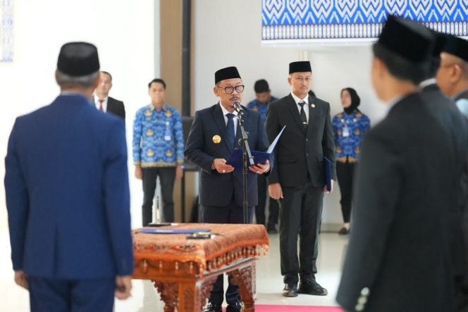 
					Gubernur SDK Lantik 9 Pejabat Administrator dan 63 Fungsional Ahli Madya, Ingatkan Pejabat Jangan Terjerat Pinjol