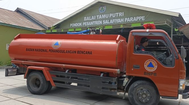 
					Empat Bulan Kekurangan Air Bersih, BPBD Polman Salurkan Bantuan ke Ponpes Salafiyah Parappe